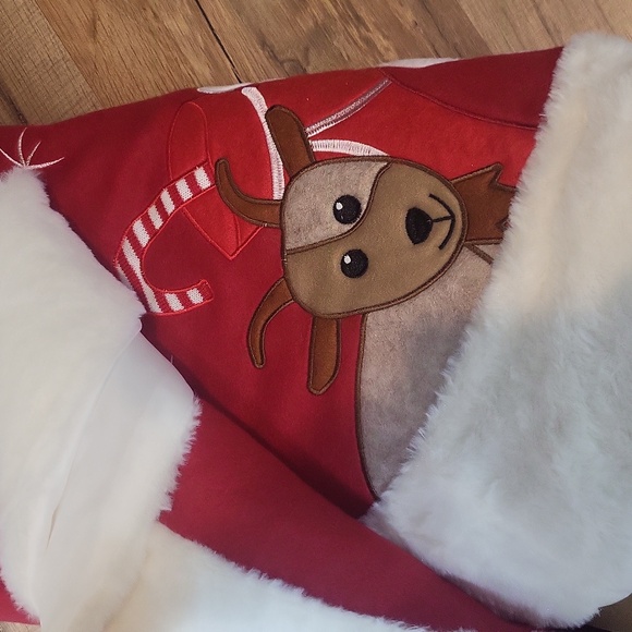 RED SHED Red White 48" Whimsical Santa Reindeer Felt & Faux Fur Tree Skirt - Picture 5 of 6